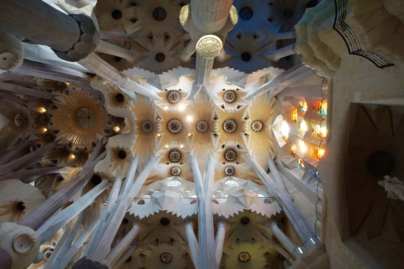 Basilica-de-la-Sagrada-Familia-Antoni-Gaudi-02